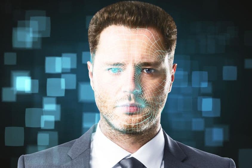 Une personne est scannée en hologramme.