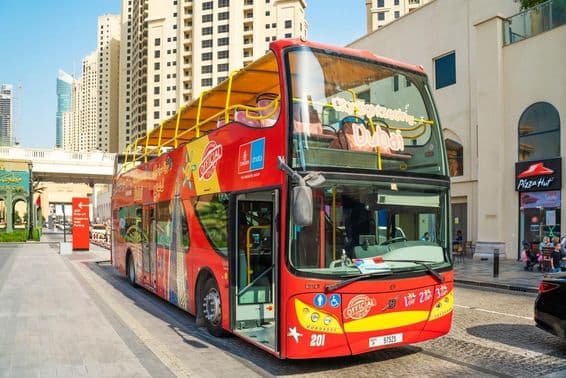Bus On & Off de Dubaï avec gratte-ciels en arrière-plan.