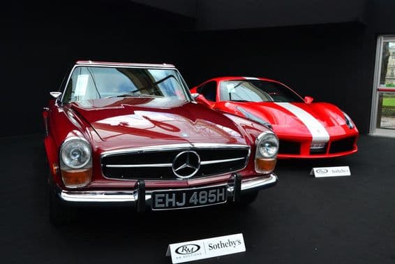 Une Mercedes et une Ferrari à une vente aux enchères de Sotheby’s.