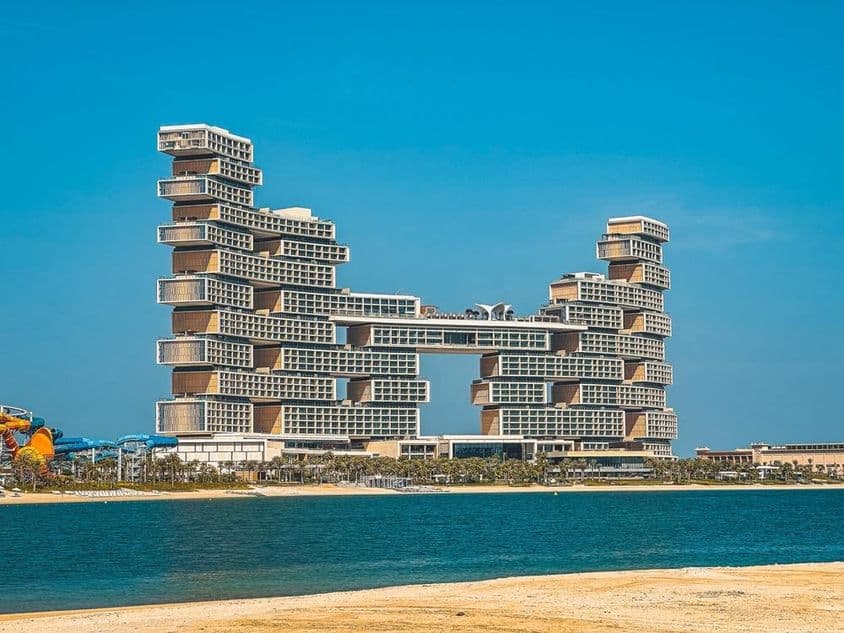 Hôtel Atlantis The Royal en arrière-plan avec eau et plage au premier plan.