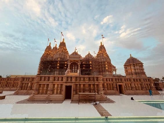Vue de face du temple hindou Baps à Abou Dhabi.