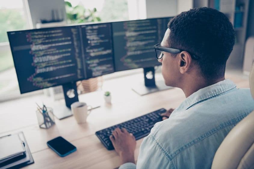 Élève apprenant le codage sur un ordinateur.