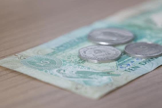 Billet de 10 dirhams et pièce de 1 dirham.