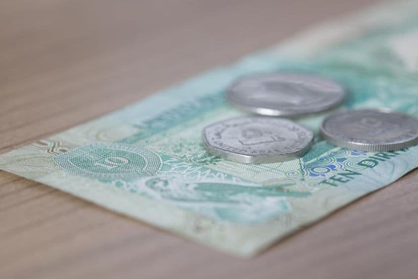 Billet de 10 dirhams et pièce de 1 dirham.