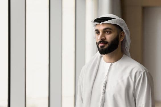 Homme émirati portant une ghutrah.