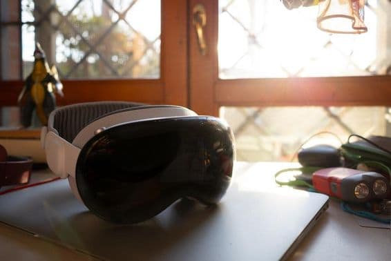 Apple Vision Pro posé sur un cahier sur une table.