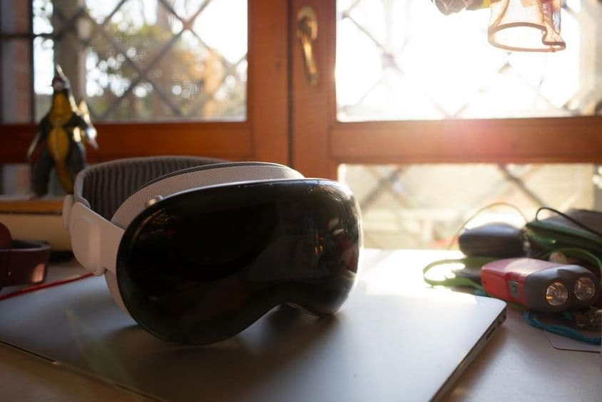 Apple Vision Pro posé sur un cahier sur une table.