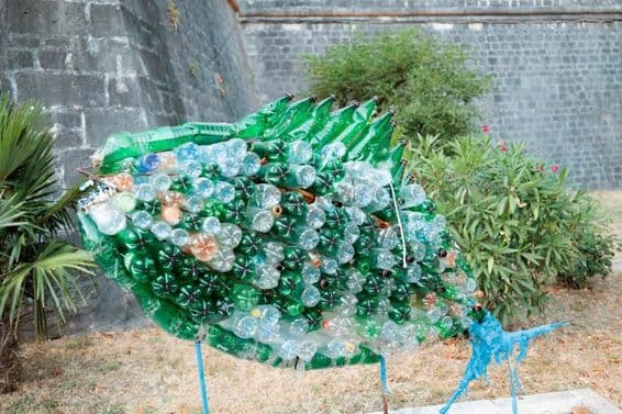 Poisson collé avec des bouteilles en plastique.