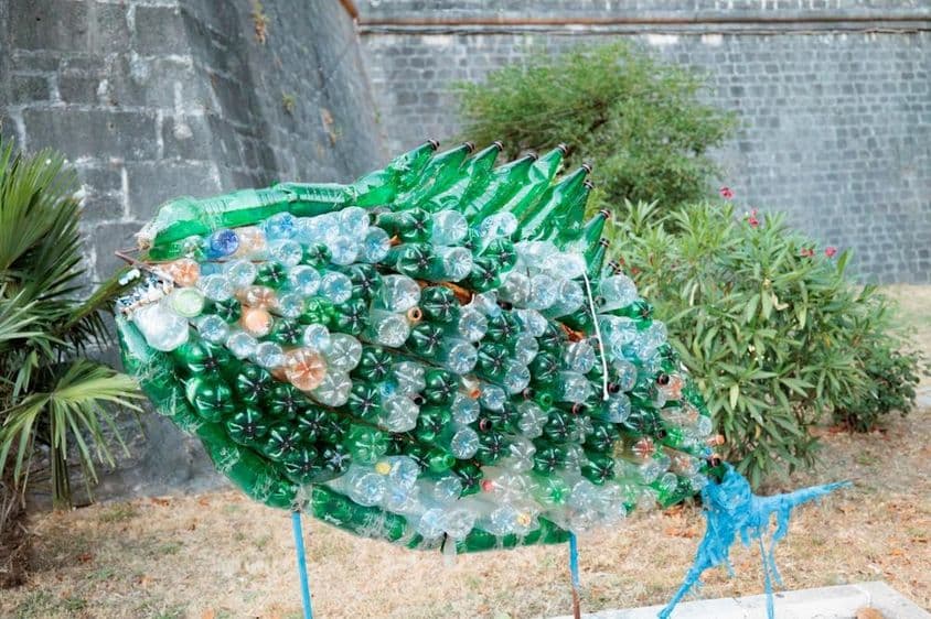 Poisson collé avec des bouteilles en plastique.