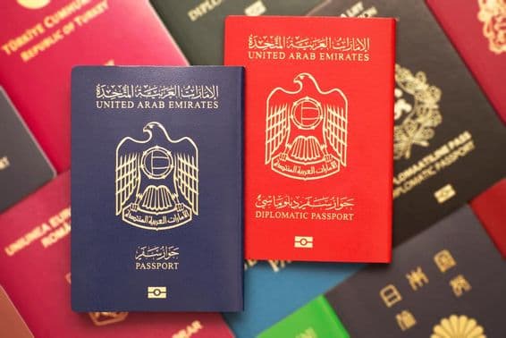 Passeports empilés avec passeports des Émirats Arabes Unis au-dessus.