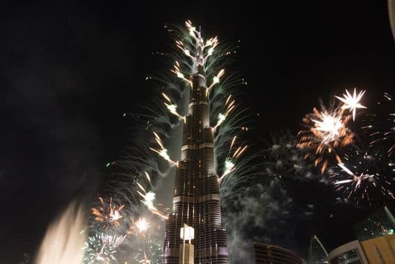 Feux d'artifice festifs du Burj Khalifa pour la Saint-Sylvestre.