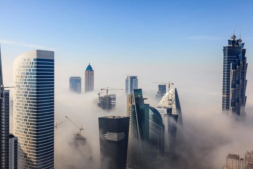 Gratte-ciels de Dubaï enveloppés dans le brouillard.