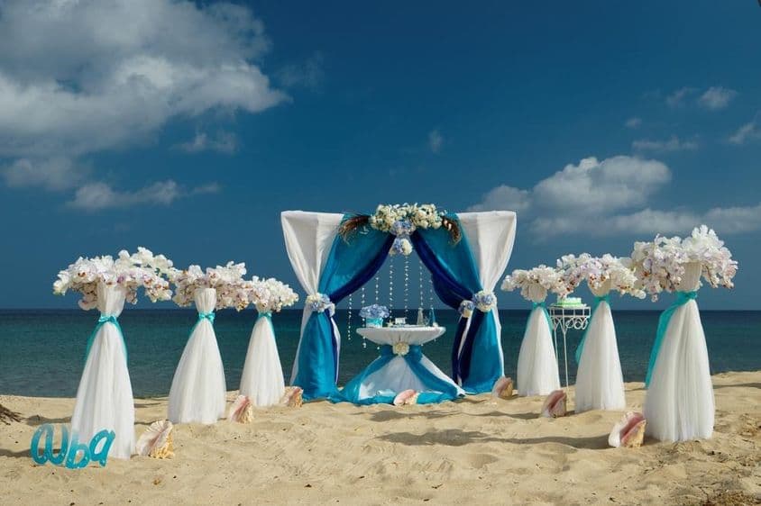 Mariage sur la plage avec fleurs et petite table