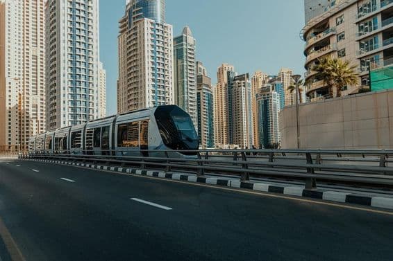 Tram de Dubaï avec gratte-ciels en arrière-plan.
