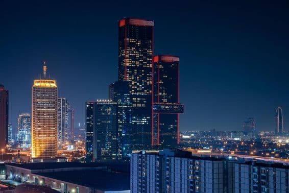 Business Bay de Dubaï avec des gratte-ciel en arrière-plan.