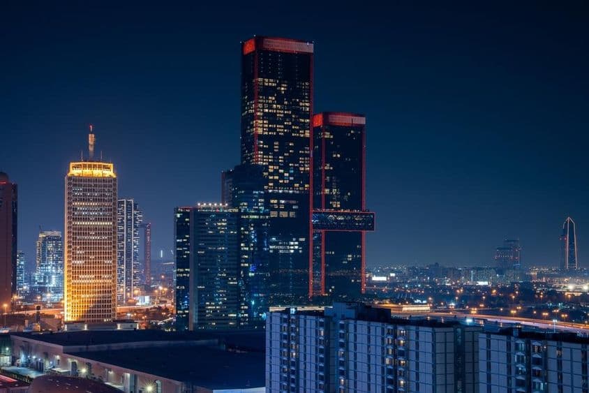 Business Bay de Dubaï avec des gratte-ciel en arrière-plan.