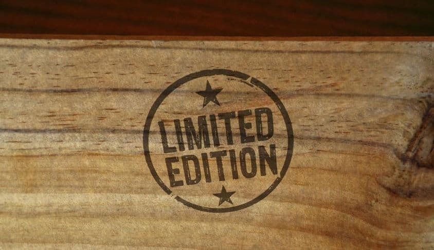 Édition limitée inscrite sur une surface en bois, entourée d'étoiles.