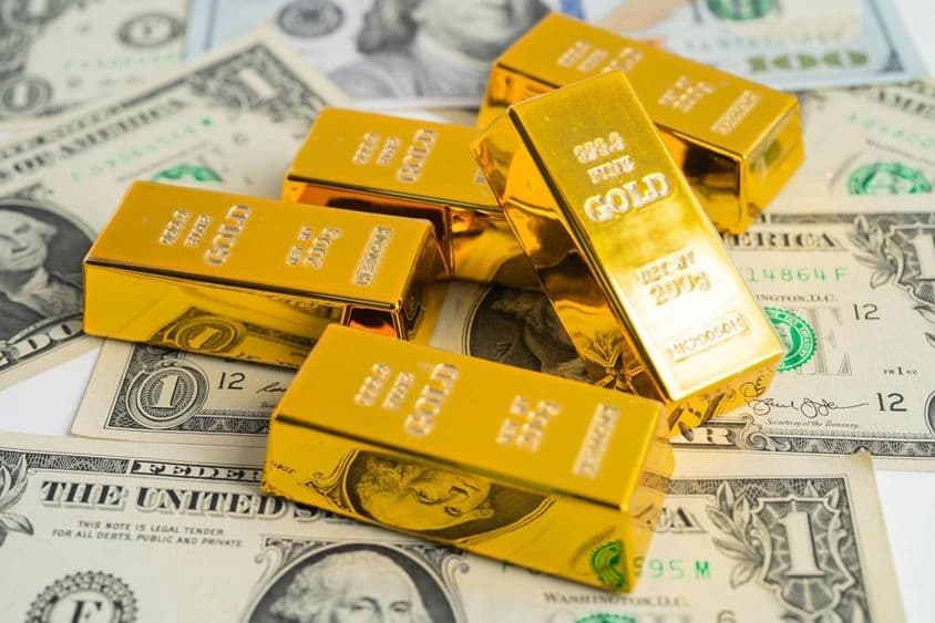 Barres d'or d'investissement pesant 200g sur des dollars américains.