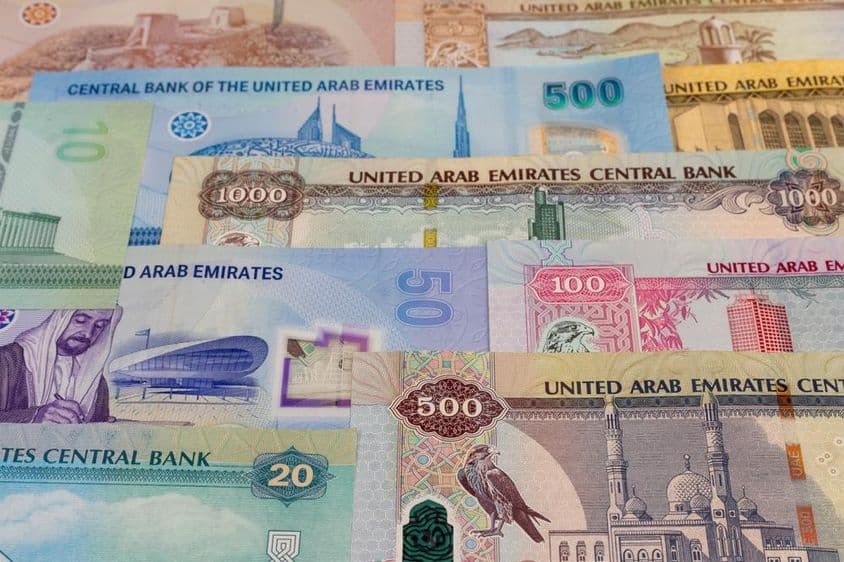 Notes de dirham de 20, 50, 100, 500, 1000 sur une table.