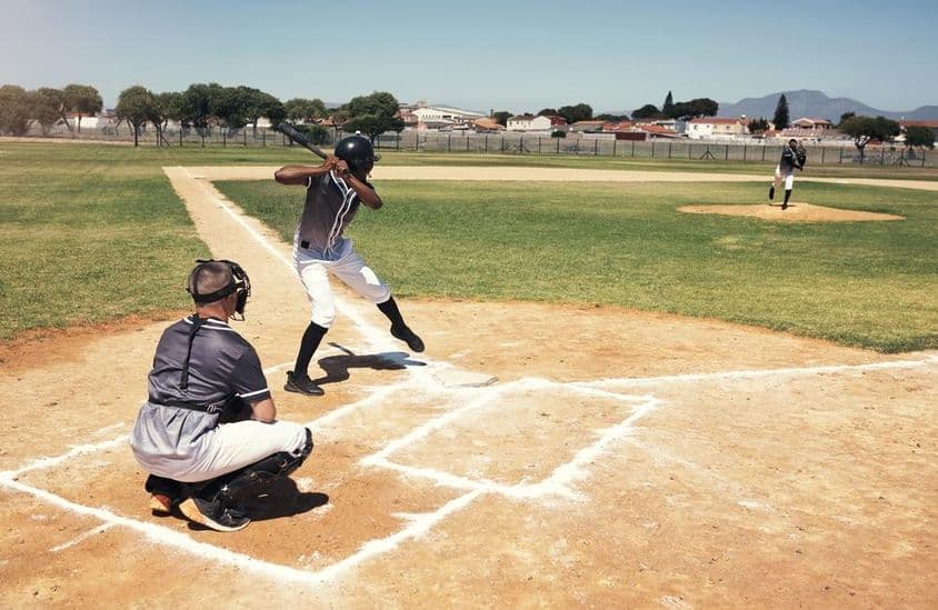 Un joueur de baseball attend un lancer du lanceur.