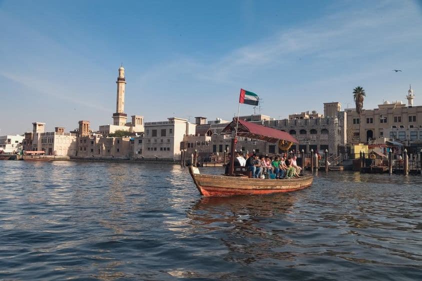 Personnes assises sur un bateau abra à Dubaï.