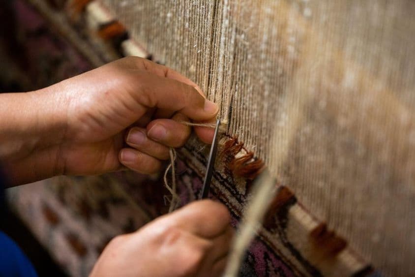 Fabrication d'un tapis persan à la main.