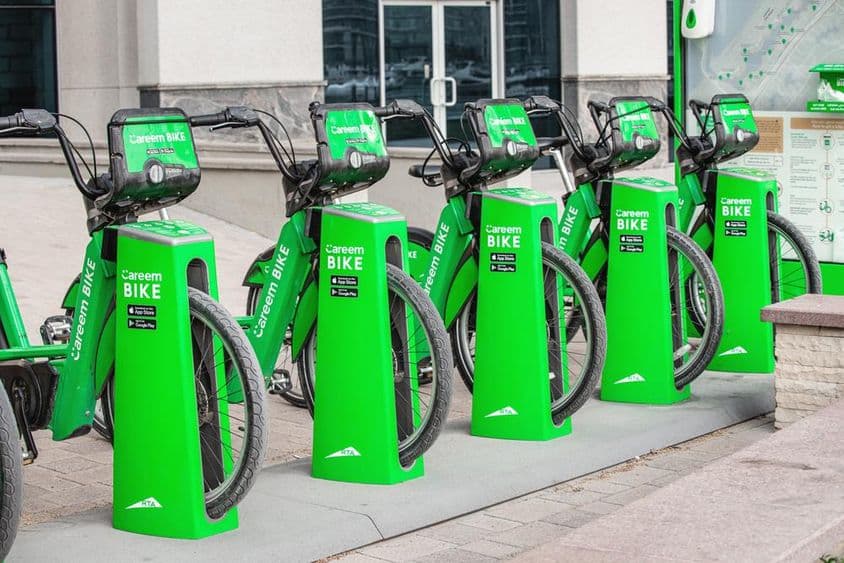 Vélos Careem alignés dans une station d'accueil.