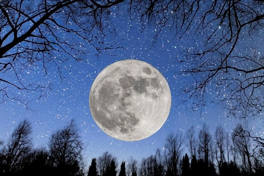 Pleine lune dans un ciel étoilé.