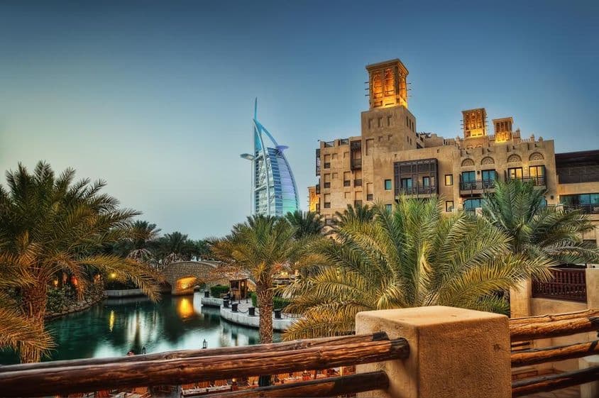 Jumeirah Al Qasr avec le Burj Al Arab en arrière-plan.
