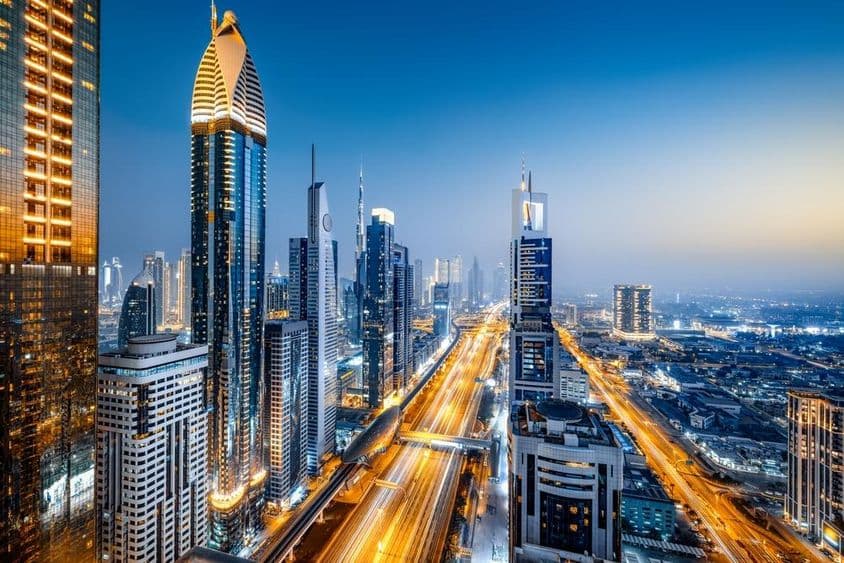 La skyline de Dubaï la nuit vue d'en haut.