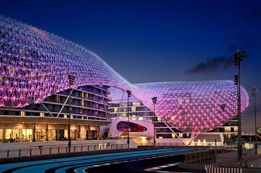 Circuit de Yas Marina illuminé dans le noir.