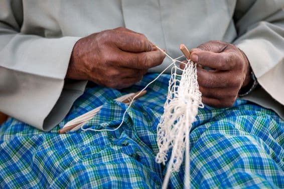 Préparation d'un filet de pêche.