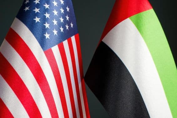 Drapeaux des USA et des Émirats Arabes Unis.