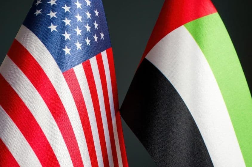 Drapeaux des USA et des Émirats Arabes Unis.
