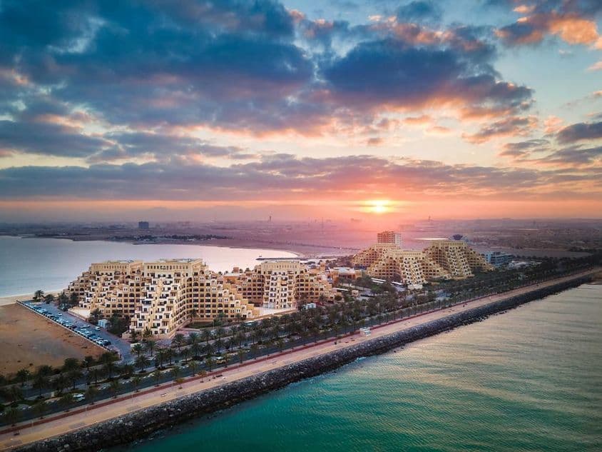 Lever de soleil sur le front de mer de l'île Al Marjan, une île artificielle dans l'émirat de Ras Al Khaimah aux Émirats Arabes Unis.