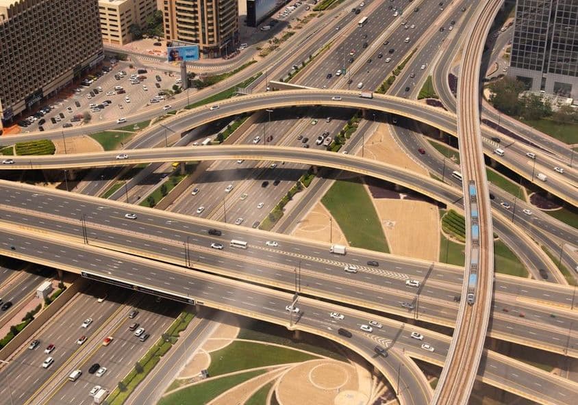Croisement de Dubaï avec métro.