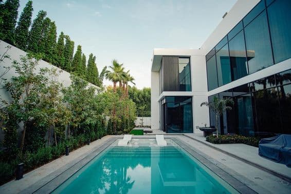 Maison de luxe à Dubaï avec piscine.