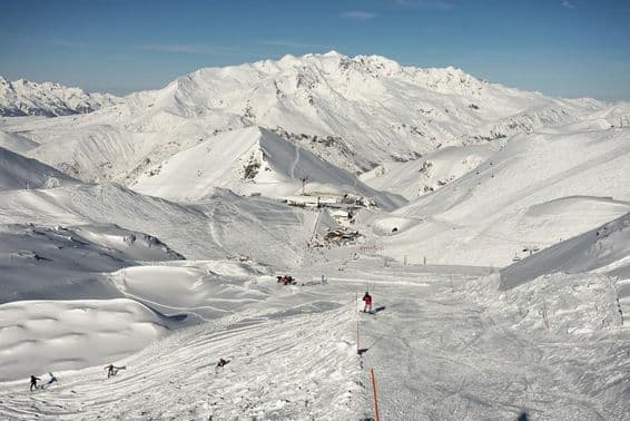 Piste de ski dans les Alpes françaises.