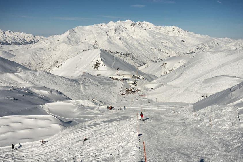Piste de ski dans les Alpes françaises.