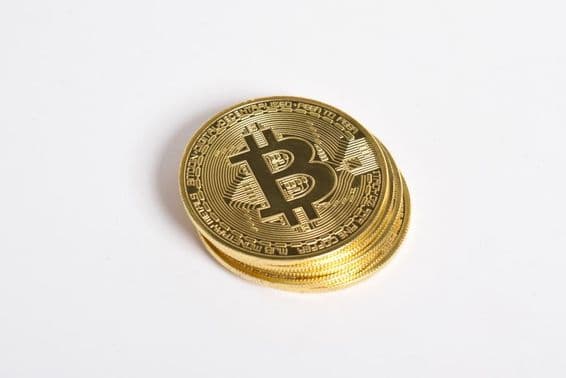 Pièces d'or de Bitcoin empilées les unes sur les autres.