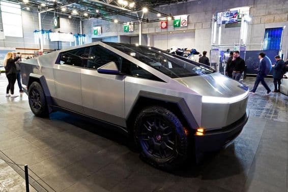 Tesla Cybertruck plaqué or