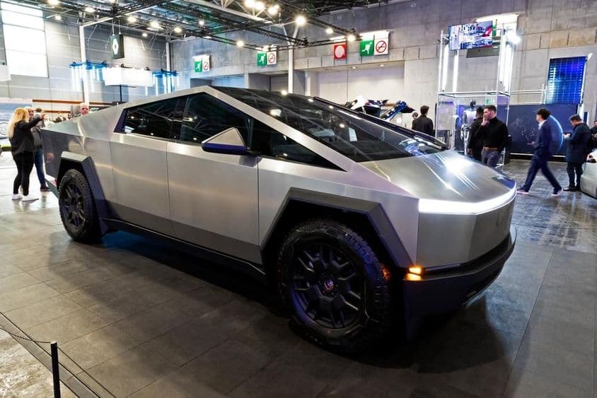 Tesla Cybertruck plaqué or