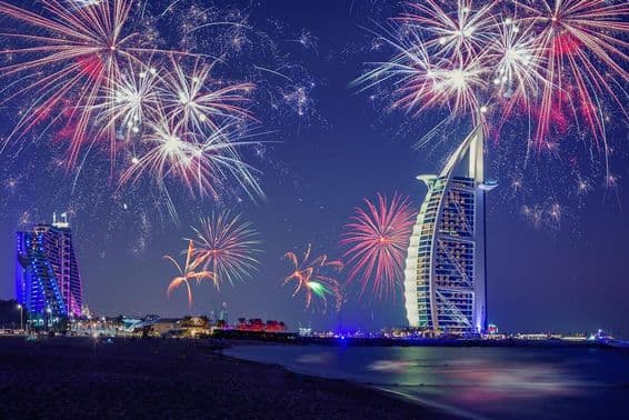 Réveillon de Dubaï avec le Burj Al Arab et des feux d'artifice en arrière-plan.