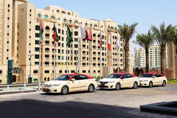 Taxis de Dubaï devant un bâtiment résidentiel de 10 étages.