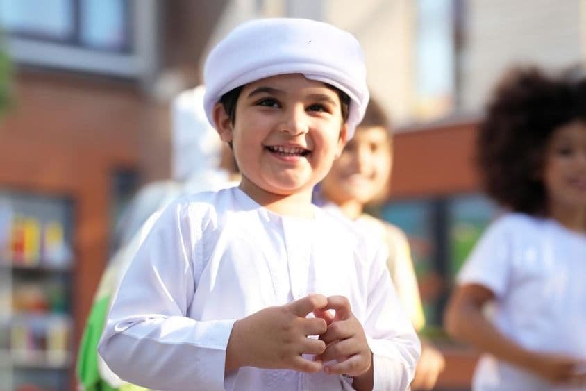 Écolier arabe en classe.