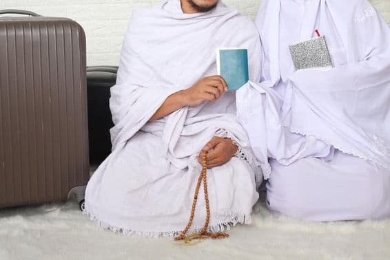Un couple musulman prêt pour l'Omra.