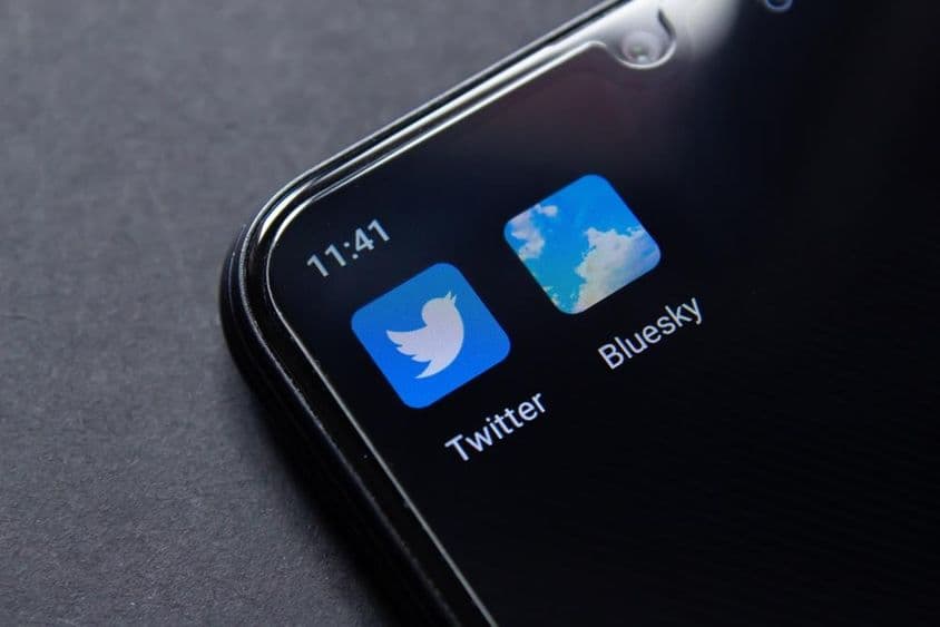 Bluesky et application Twitter sur téléphone.