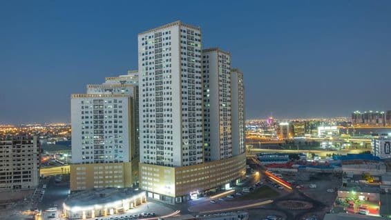 Paysage urbain d'Ajman avec toits et tours.