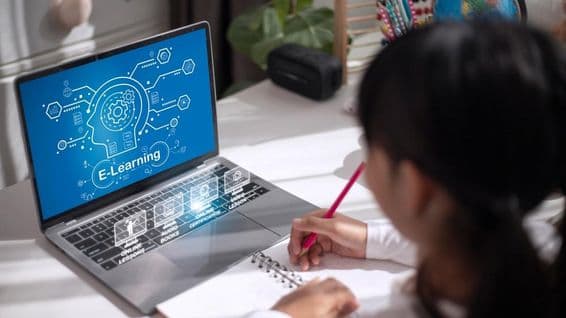 Écolière étudiant du matériel éducatif à la maison.