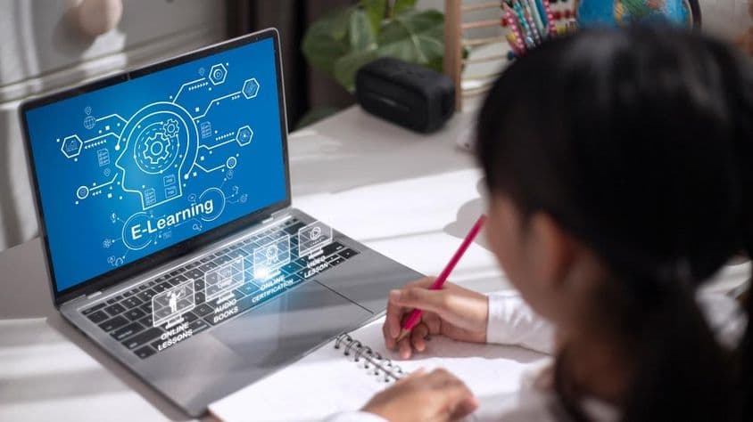 Écolière étudiant du matériel éducatif à la maison.